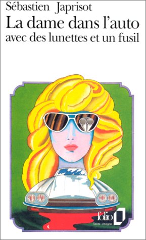 La dame dans l'auto avec des lunettes et un fusil