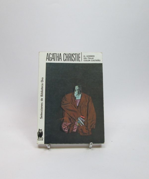 El hombre del traje color castaño