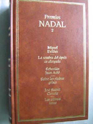 La sombra del cipres es alargada sobre las piedras