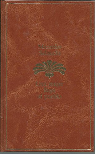 Una mujer llega al pueblo