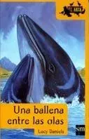Una ballena entre las olas