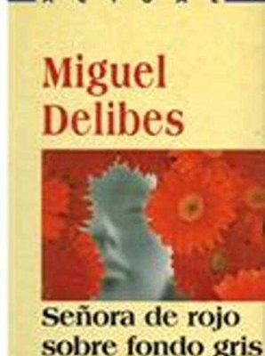 Señora de rojo sobre fondo gris