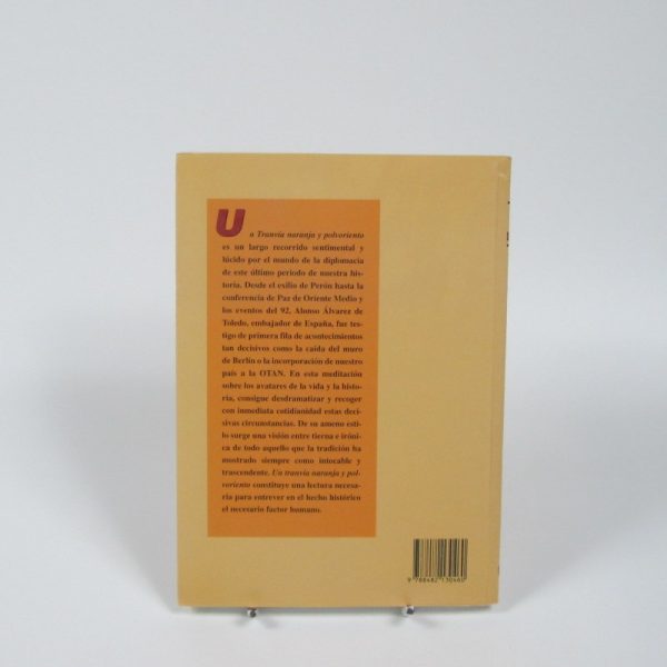 Un tranvía naranja y polvoriento